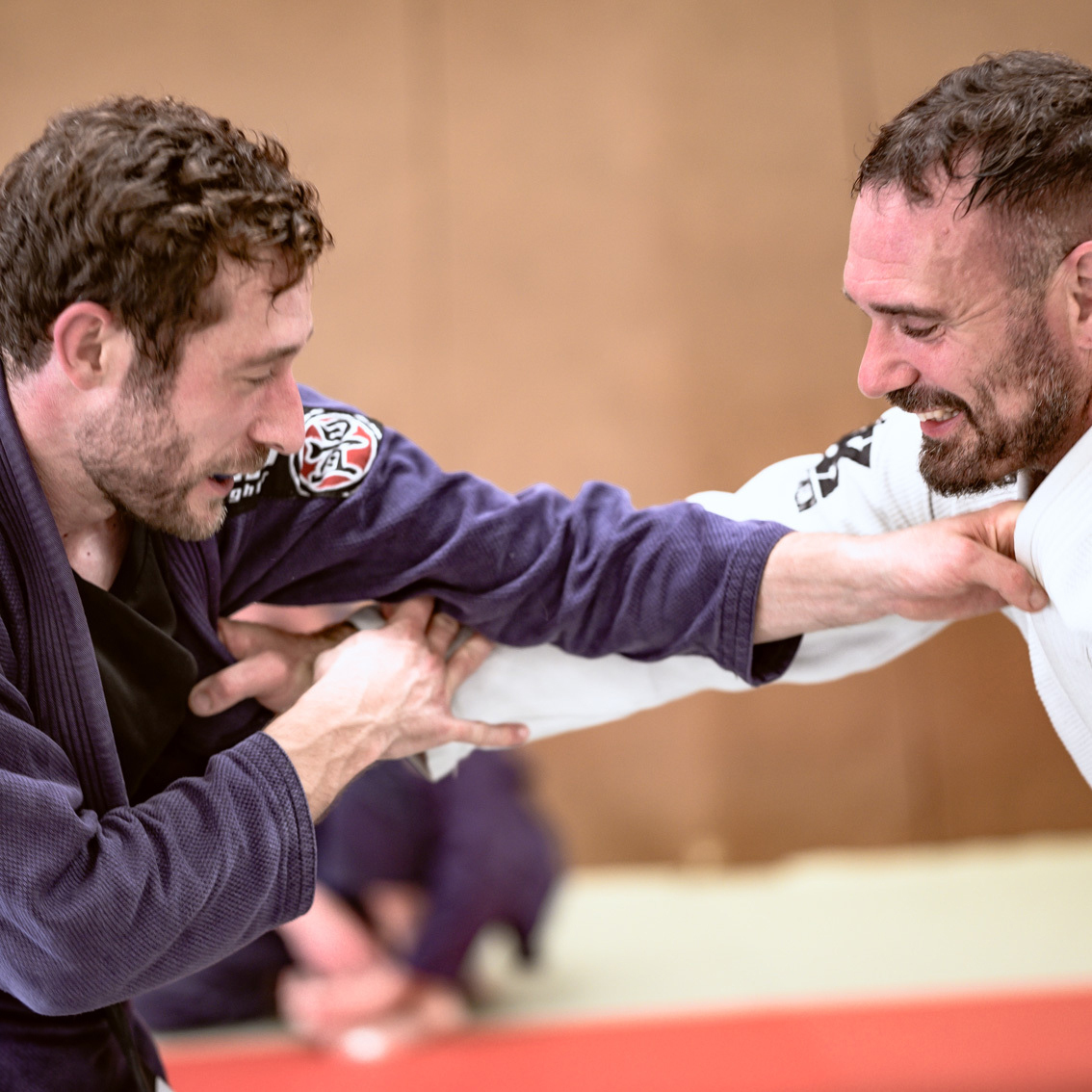 Damien Dupré et son co-équipier Cédric, lors d'un entrainement de jiu jitsu brésilien 