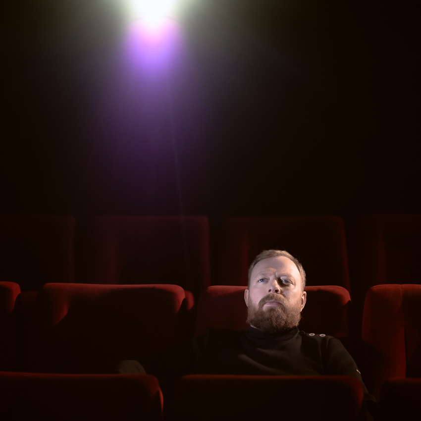 Emmanuel Somot regardant un film projeté dans une salle de cinéma