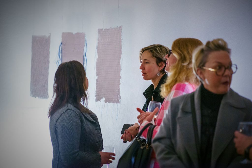 Invités assistant aux vernissage du prix 1% Culture créé par l'agence Vuxe