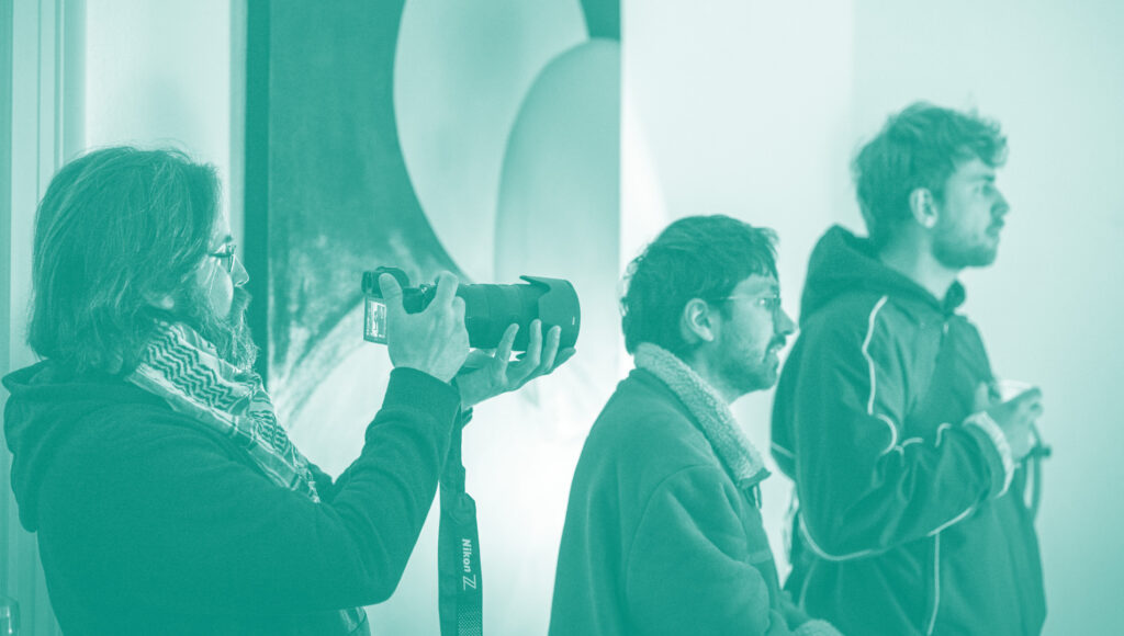 Photographe et public assistant au vernissage du Prix 1% Culture