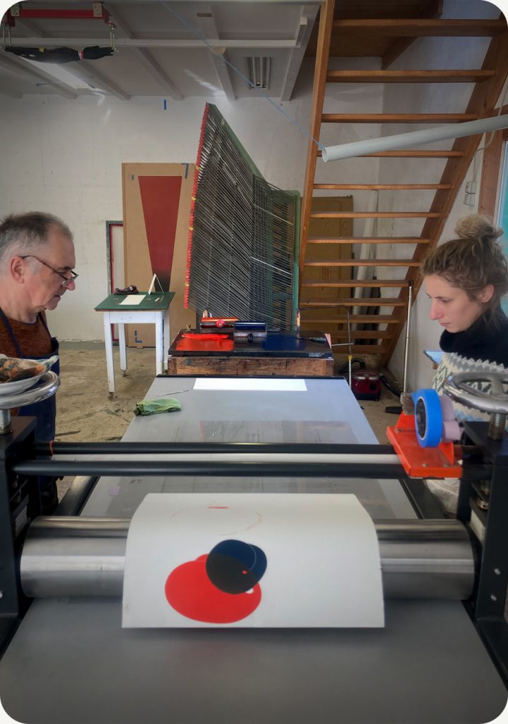 Carte de vœux Vuxe imprimée en sérigraphie dans l'atelier CK édition en présence de l'artiste Marine Chevanse