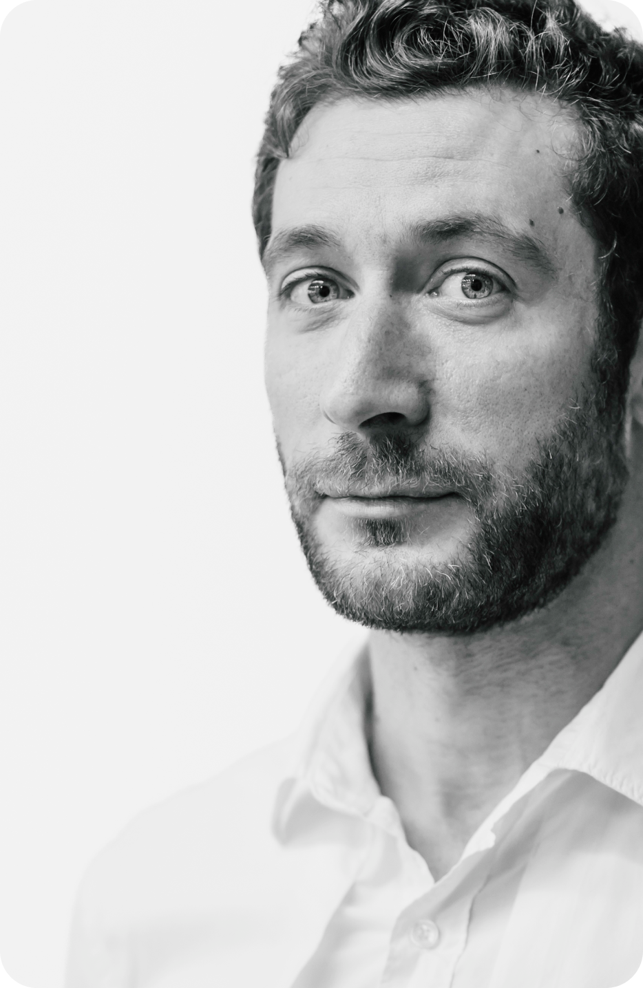 Portrait noir et blanc de Damien Dupré, expert open source et direction technique chez Vuxe, agence de communication globale
