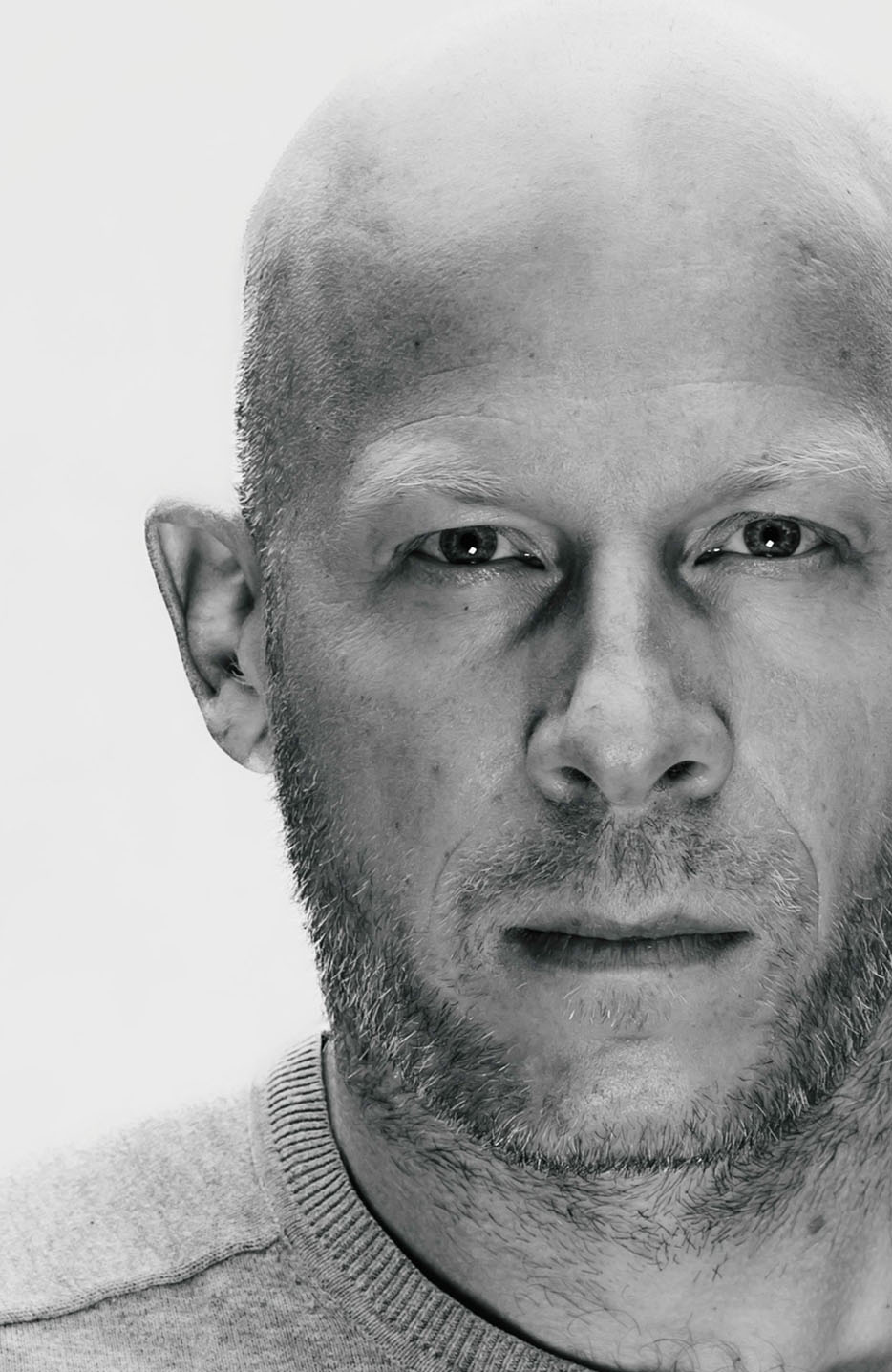 Portrait noir et blanc d'Olivier Galléano, développeur interactif au sein de l'agence Vuxe 