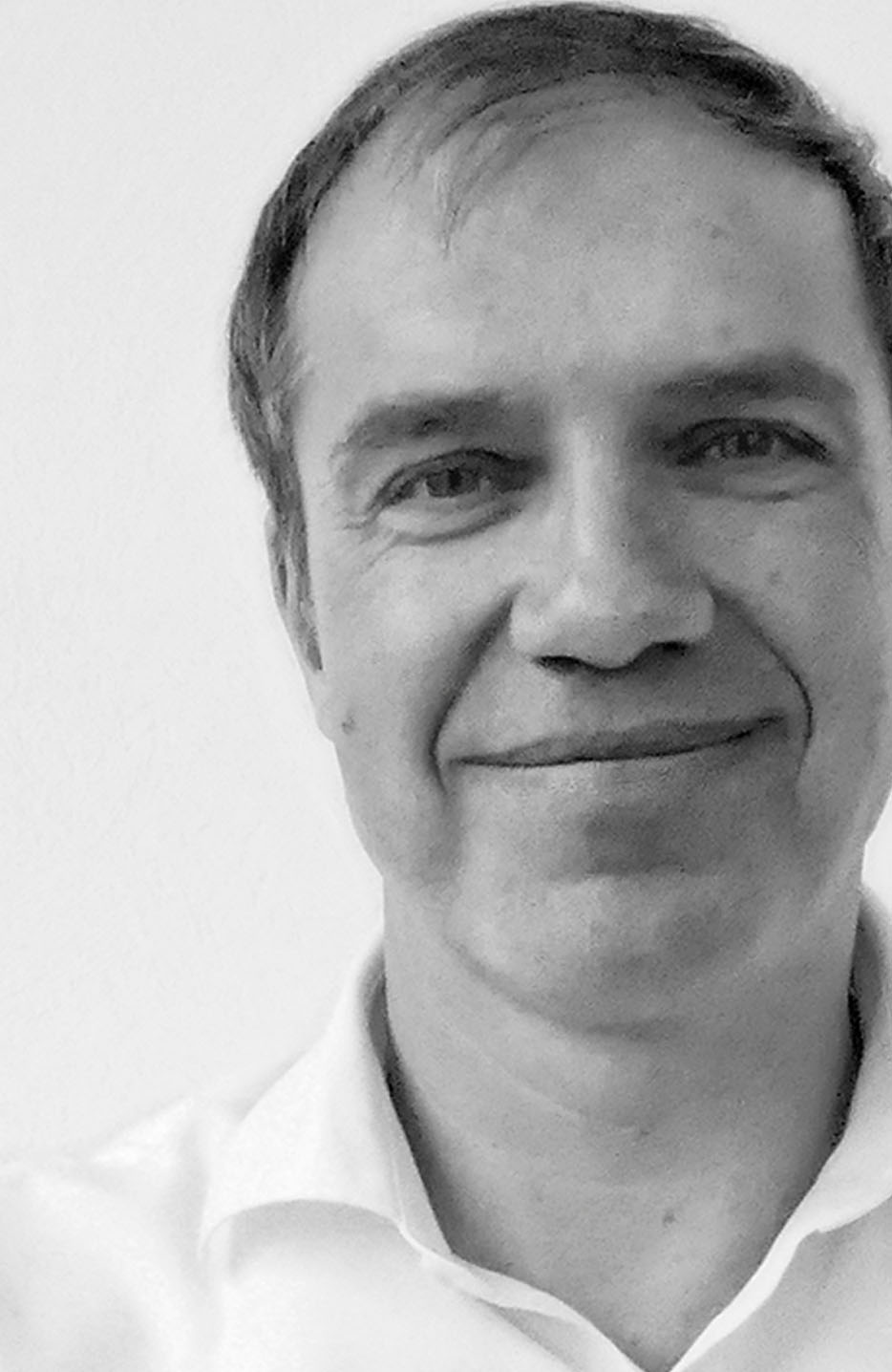 Portrait en noir et blanc de Steffen Kauter, Directeur Conseil & Solutions Manager