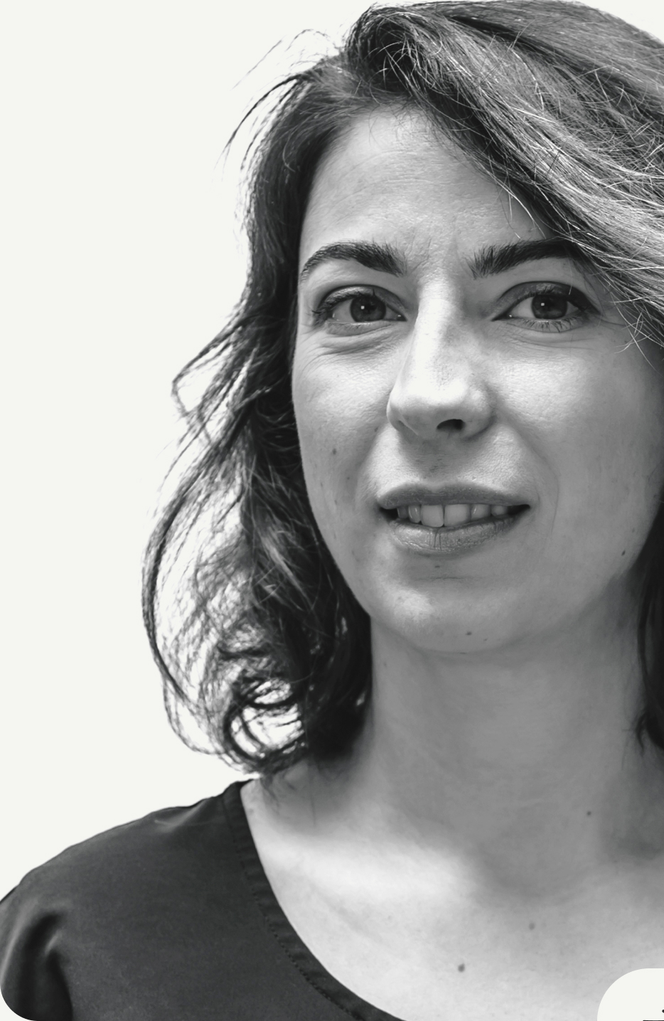 Portrait en noir et blanc de Stéphanie Munier, directrice de projet digital au sein de l'agence Vuxe