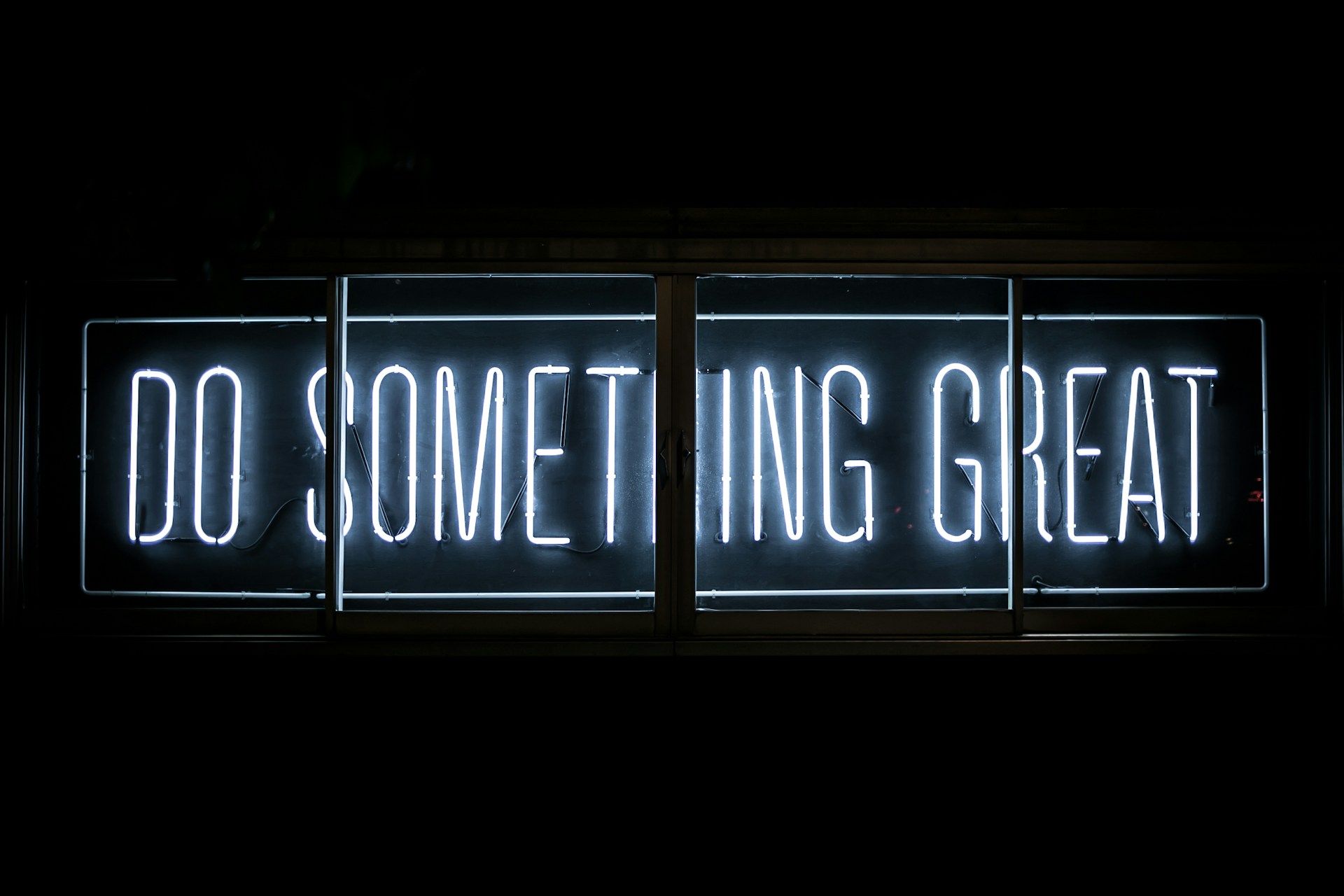 signalétique en néon avec le message : Do something great