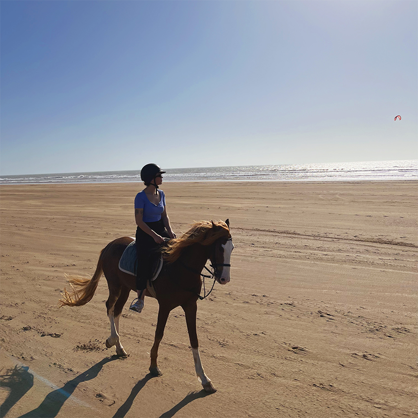 Maude et son cheval lors d'une balade équestre sur la plage